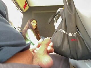 Um desconhecido aluna jerked fora e sugado meu manhood em um público autocarro completo de pessoas
