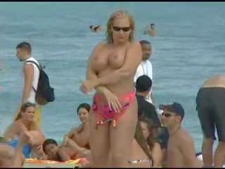 Topless blondine moving boezem bij strand