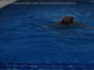 Menarik wanita gemuk cantik milf di itu berenang kolam renang