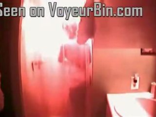 Groovy krūtinga paauglys prigautas į as dušas apie paslėptas kamera
