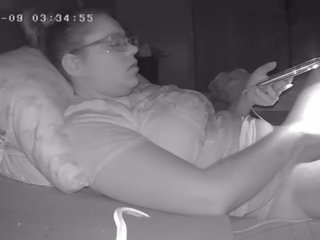 Krūtinga kalė sets į viršų a video už jos mergaitė prigautas paslėptas kamera