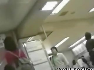 ญี่ปุ่น เด็กนักเรียนหญิง มองใต้กระโปรง กางเกงใน ลอบ videoed