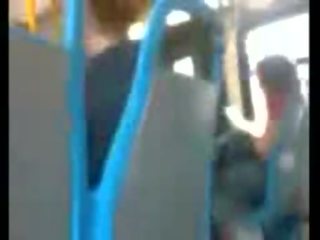 Acest baiat este nebuna pentru smucitură de pe în the autobus