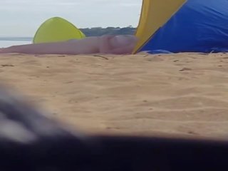 Captivating mammīte spied pie pludmale (please komentēt)