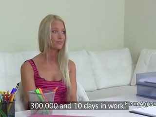 Female agent fucks blondinka with strap on plastikden sik on kino düşmek