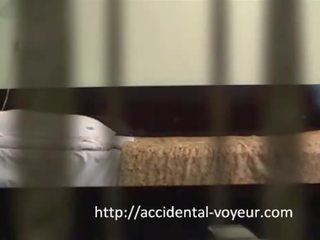 Voyér úlovky ruský kotě masturbuje v lůžko