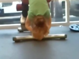 Si superbe mère nichons à gym