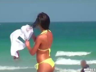 Bikini spiaggia femme fatale spiato su e speronato