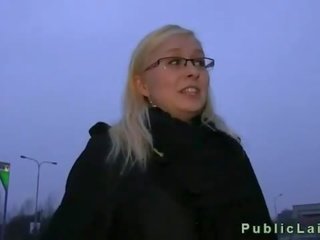 Plachý blondýnka s brýle v prdeli a dostane připojenými opčními výstřel v veřejné