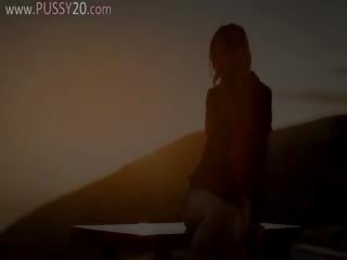 Sunset 在 malibu 在 藝術 pose mov