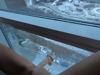 Glorious аматьори съпруга чукане голям дилдо на прозорец горе на водопад