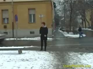 Dame пісяти в snow