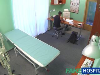 Fakehospital नर्स व्यवहार करता है रोगी से पहले सेक्स फ़िल्म