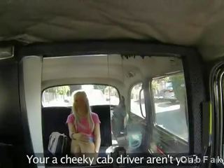 Невероятен блондинки прецака в фалшив такси на слънчево ден