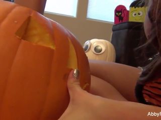 Abigail carves एक pumpkin फिर हो जाता है बंद में the mess abigail