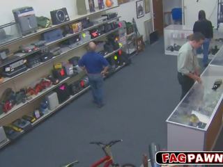 Robber becomes een neuken speelbal in een pawn winkel