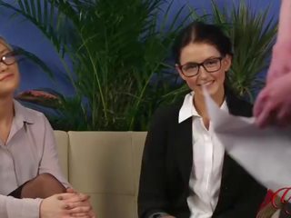 Due carina ragazze guarda tipo schizzo suo caricare durante un intervista