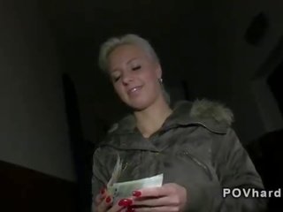 Blondynka wziął kasa na publiczne robienie loda