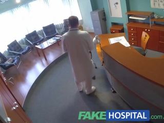 Fakehospital nainen imee akseli kohteeseen säästää päällä lääketieteen bills