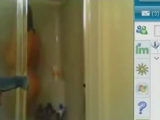 Strumpet підліток showering під час її камера потік