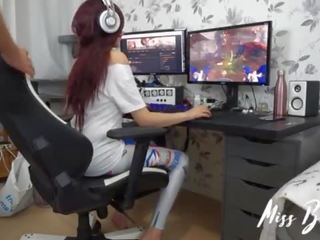 D&period;va tendo um rapidinha enquanto gaming - senhorita banana