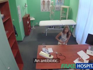 Fakehospital خجول ساحر الروسية cured بواسطة قضيب في فم و كس علاج
