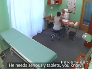 Medis practitioner keparat penis di belahan dada pasien