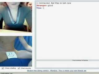 Femme habillée homme nu amateur webcamming smiley visage johnson pour trois