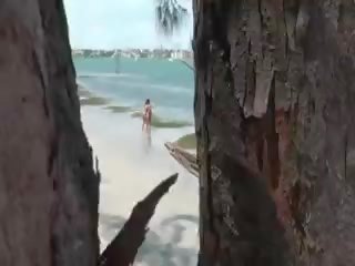 Divi kaislīgas bikini pludmale babes peeped par un izpaužas pounded