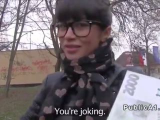 Carina russo studente frangia in pubblico