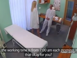 Sykepleier knulling surgeon ved sykehus
