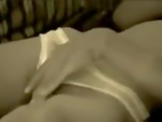 Masturbācija uz gulta: bezmaksas 60 fps netīras filma saspraude 73