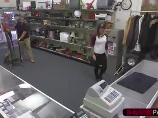Vilna a bruneta žena dostane ju pička fucked podľa shawn v jeho kancelária