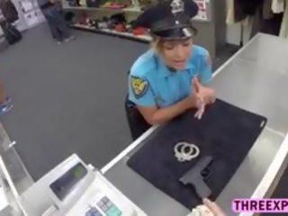 Beguiling policejní žena mov ji perfektní tělo