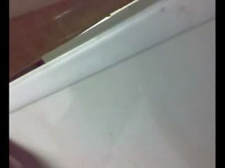 Monada rubia folla en público baño vídeo
