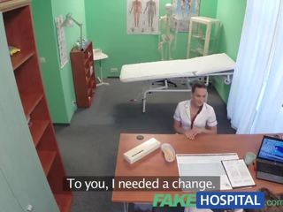 Fakehospital sexig ny sjuksköterska gillar arbetssätt för henne ny basar