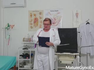 Physique examen et chatte doigtage de tchèque peasant femme: gynécologue fétichisme mature x évalué agrafe