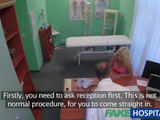 Fakehospital maigre blond patient surprit jouer avec son chatte jouet