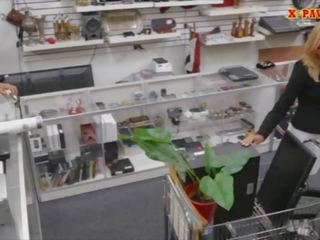 Marvelous mom aku wis dhemen jancok desperate for dhuwit gets fucked at the pawnshop