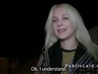 Provokuojantis rusiškas blondinė turi viešumas šūdas