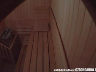 Três meninas spied em sauna
