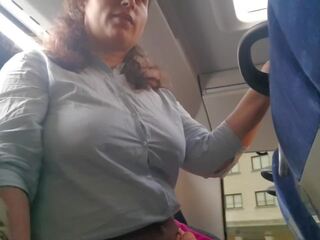 Voyeur verführt milf bis suck&jerk seine peter im bus: amateur erwachsene video feat. expressiagirl