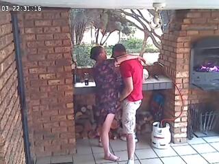 Kamera pengintai cc televisi diri catering accomodation pasangan hubungan intim di depan beranda dari alam reserve