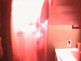 Terrific gjoksmadhe adoleshent i kapuri në the dush në i fshehur kamera