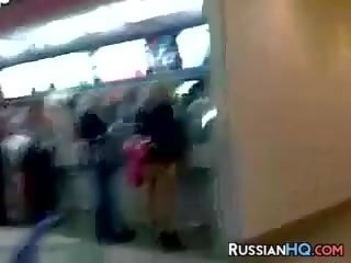 Russe slattern à la restaurant
