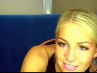 Wondermooi blondine masturbeert op webcam