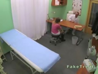 Sedusive المريض مارس الجنس بواسطة الأطباء قضيب في ل مكتب