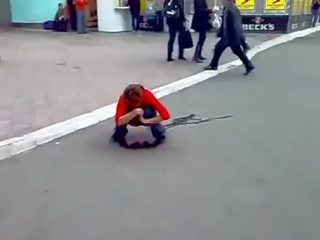 Mabuk warga rusia anak perempuan kencing dalam jalan-jalan
