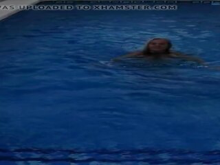 Sedutor gordinhos milf em o a nadar piscina