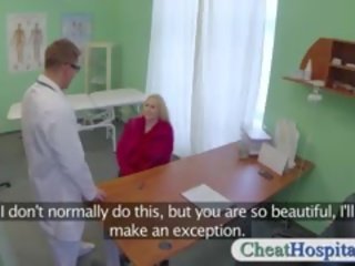 Blondi potilas railed mukaan a väärennös healer